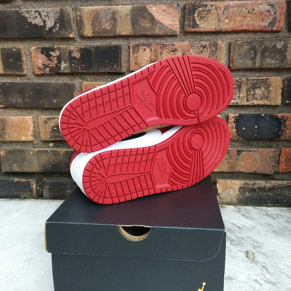 Air Jordan 1 Mid Chicago Sneakers - Picture 7 of 9